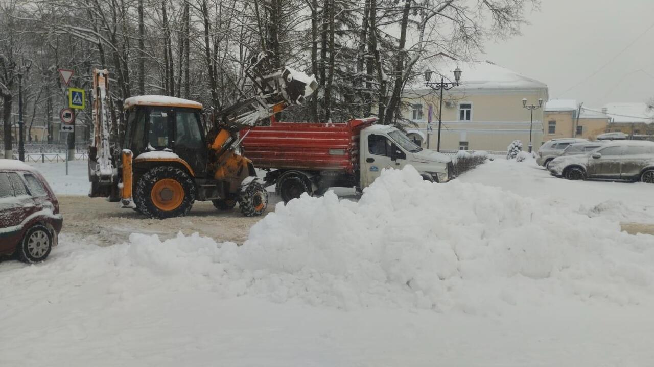 Уборка снега не прекращается