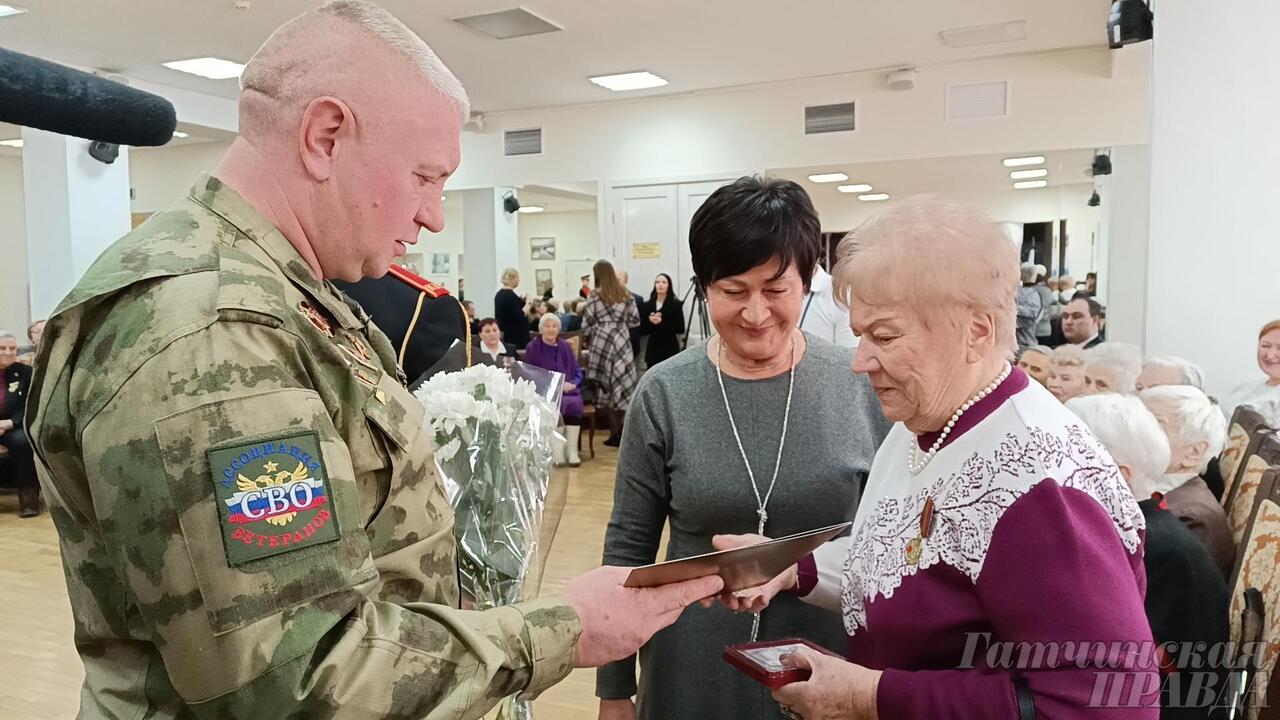 В Гатчине началось торжественное вручение юбилейных медалей ветеранам