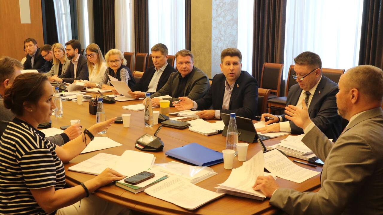 Депутаты предложили ограничить продажу алкоголя с утра в Ленобласти
