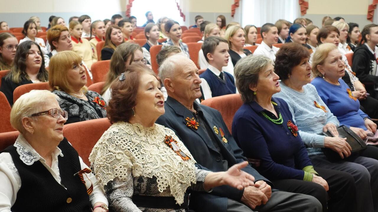 Поём вместе военные песни - в Гатчине