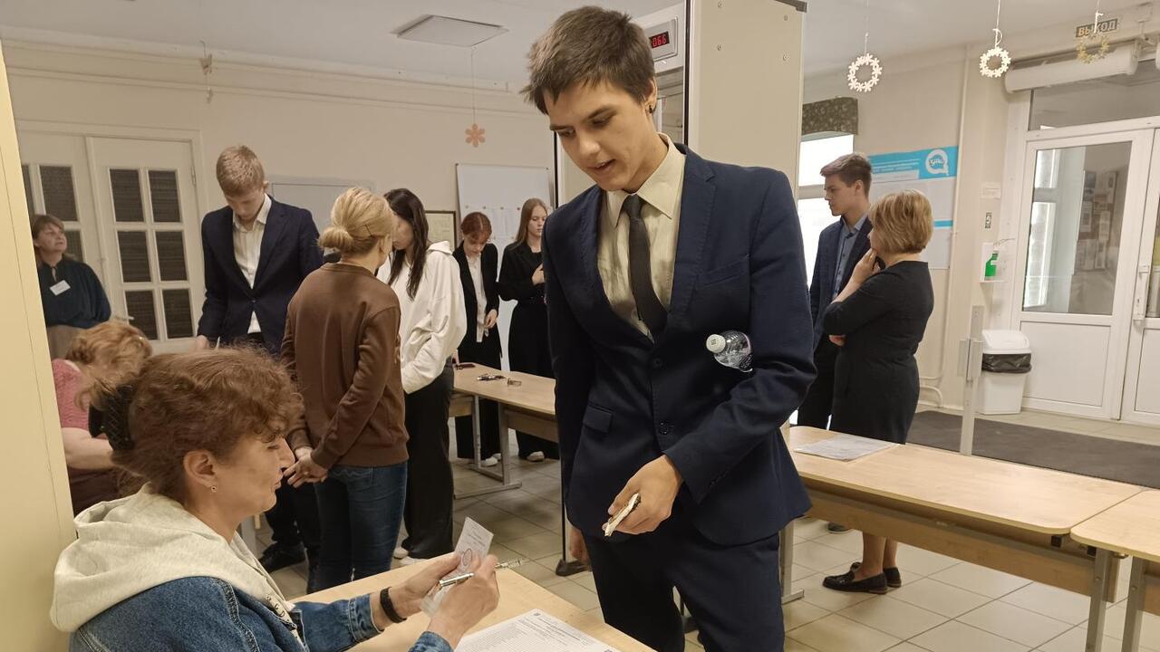 Выпускники сдают ЕГЭ