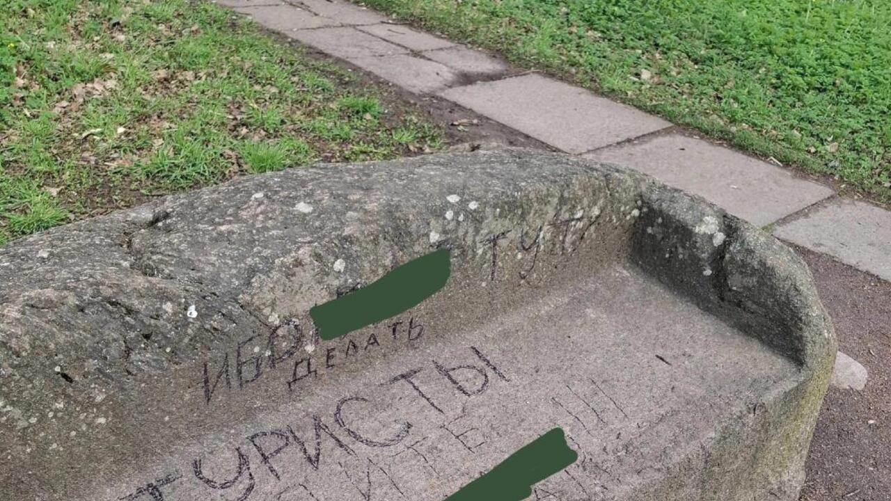 Вандалы расписали каменный диван Ганнибала