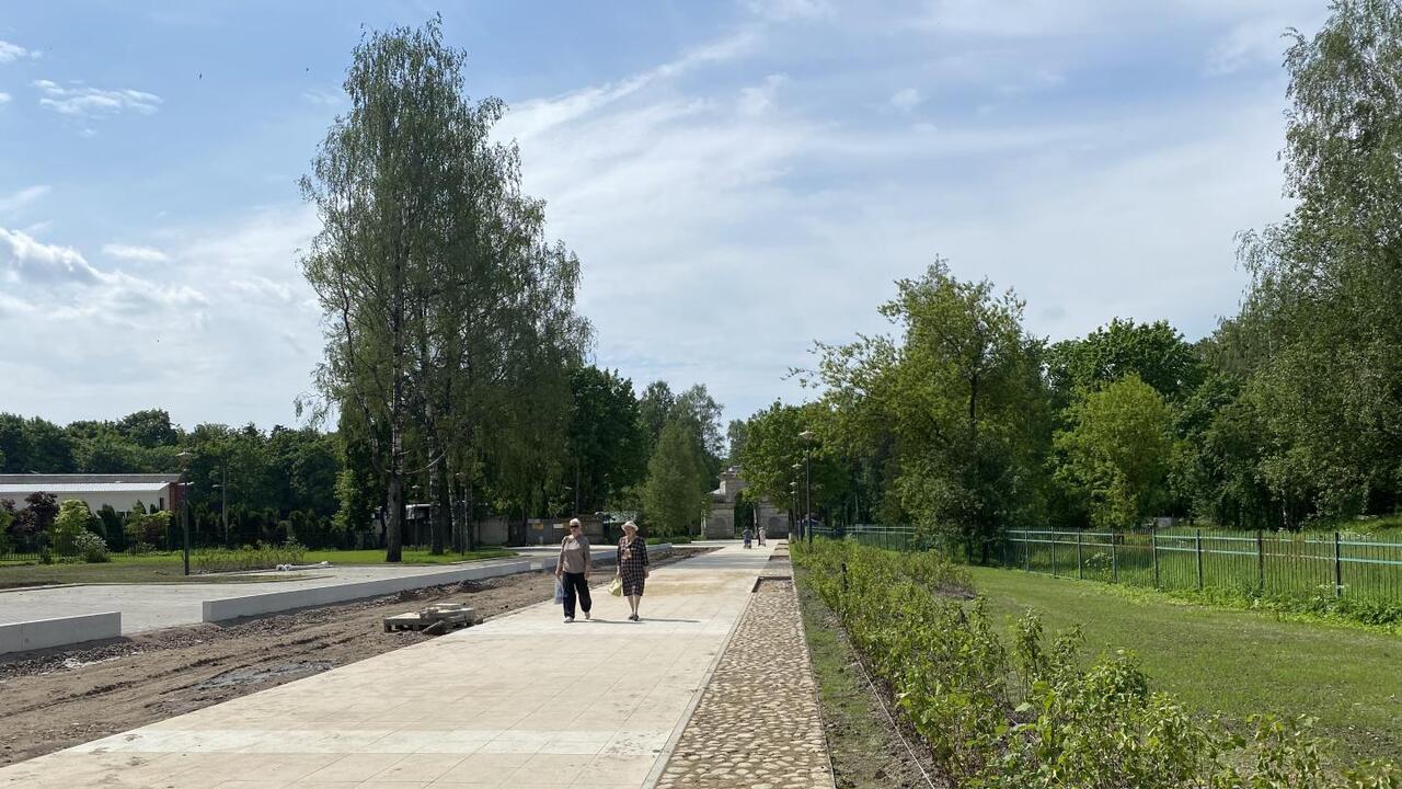 В Гатчине благоустраивают территорию у «Березовых ворот»