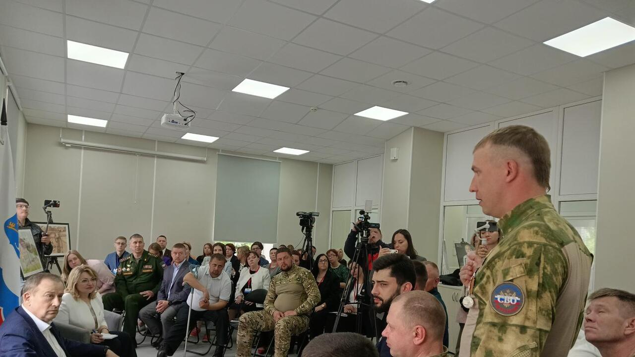 Губернатор 47 региона –  на встрече с защитниками