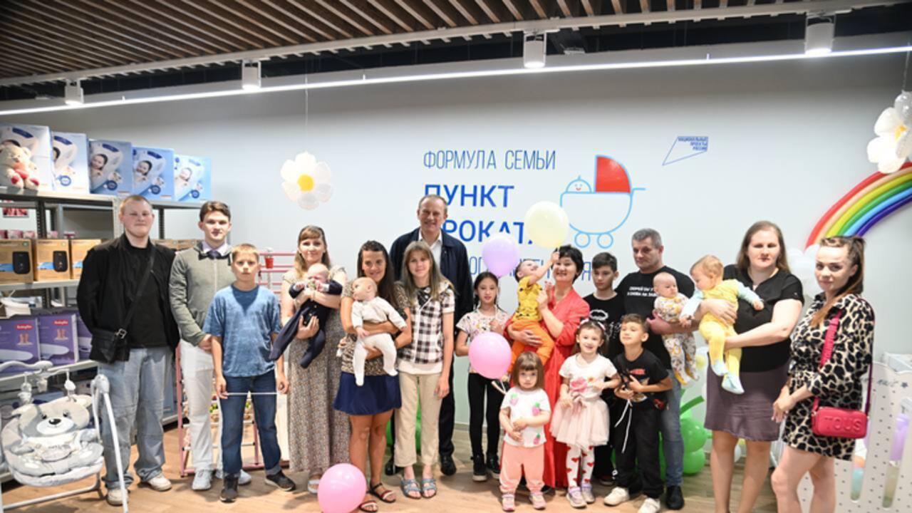 Ленобласть укрепляет поддержку многодетных семей: новые авто и семейный сервис