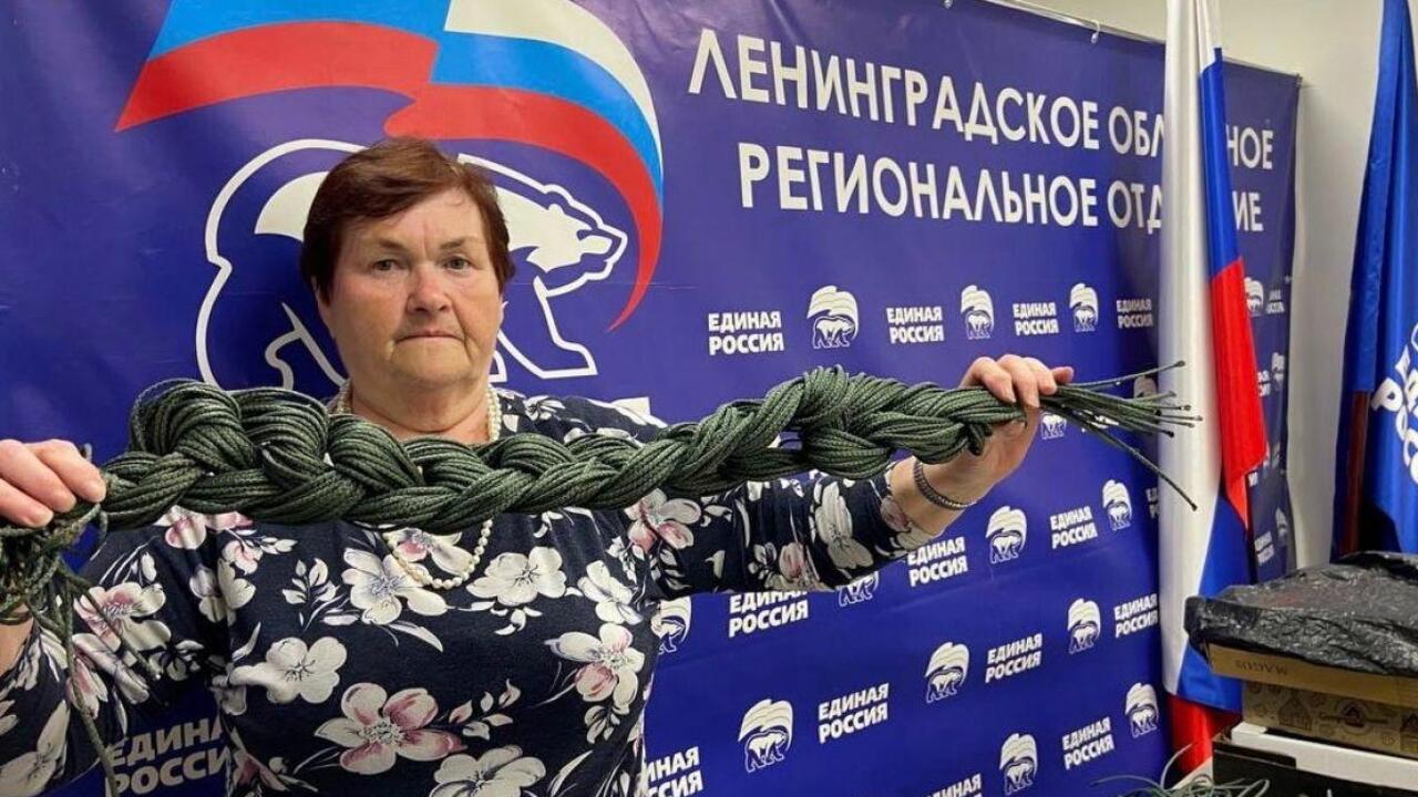 Мастер-класс по изготовлению маскировочных сетей прошел в Гатчине в День семьи, любви и верности