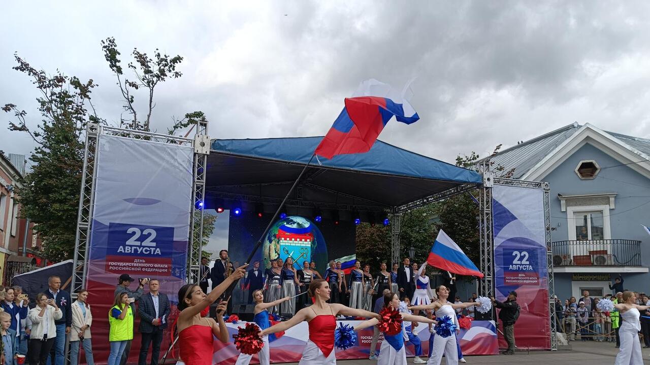 Под знаменем России