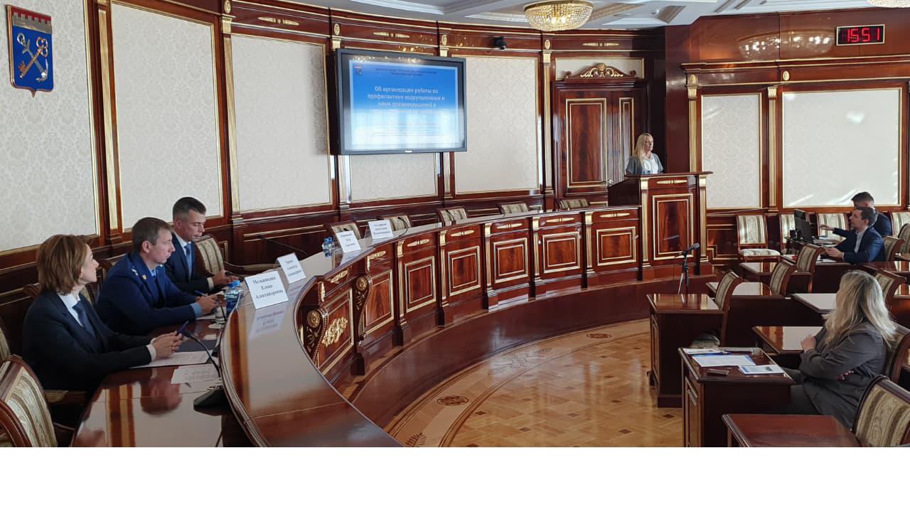 Более 300 специалистов прошли обучение по антикоррупционным вопросам в Ленобласти