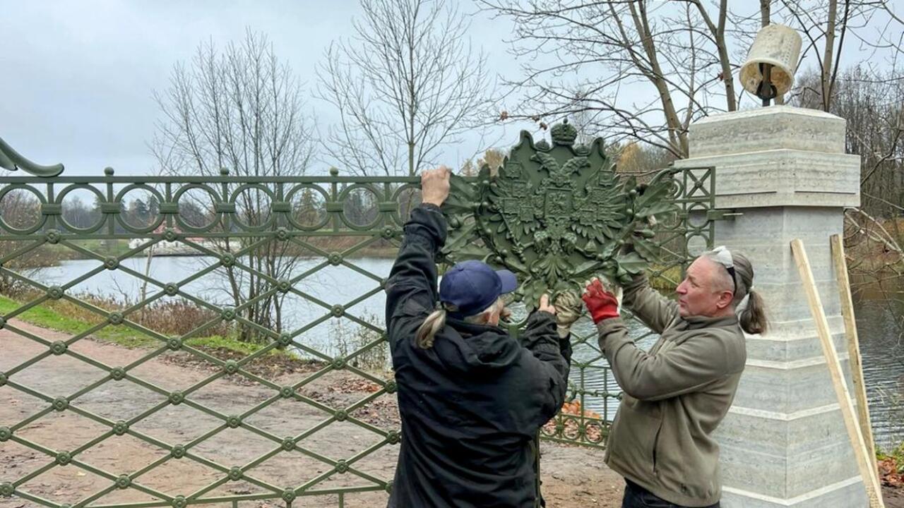 В Приоратском парке Гатчины восстанавливают входные ворота