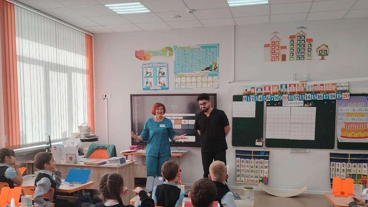 Стоматологи пришли в гости в школьникам