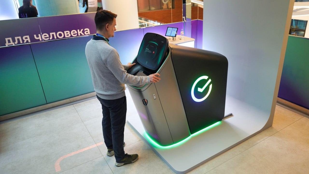 Сбер переизобрёл банкомат: два экрана, ИИ-помощник ГигаЧат и здоровье