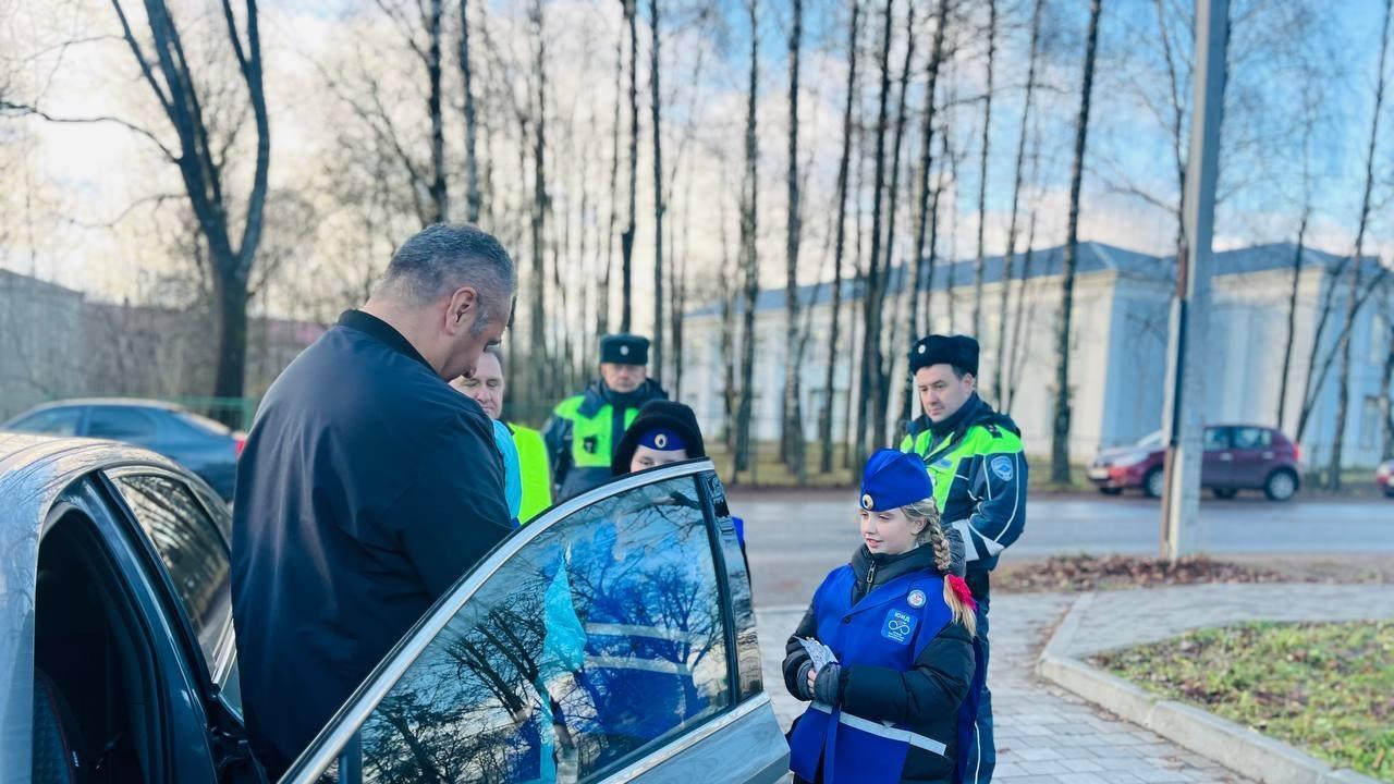 Юные инспекторы напомнили правила ПДД
