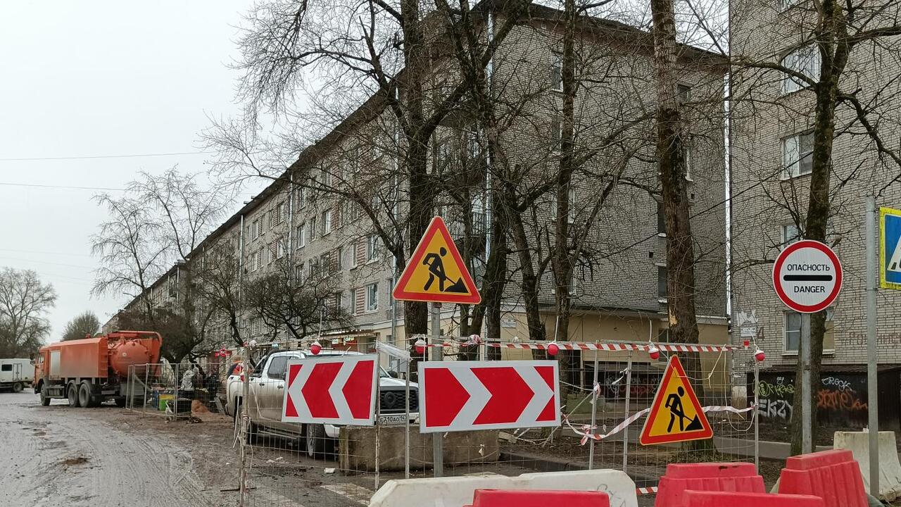 На Рощинской меняют трубы