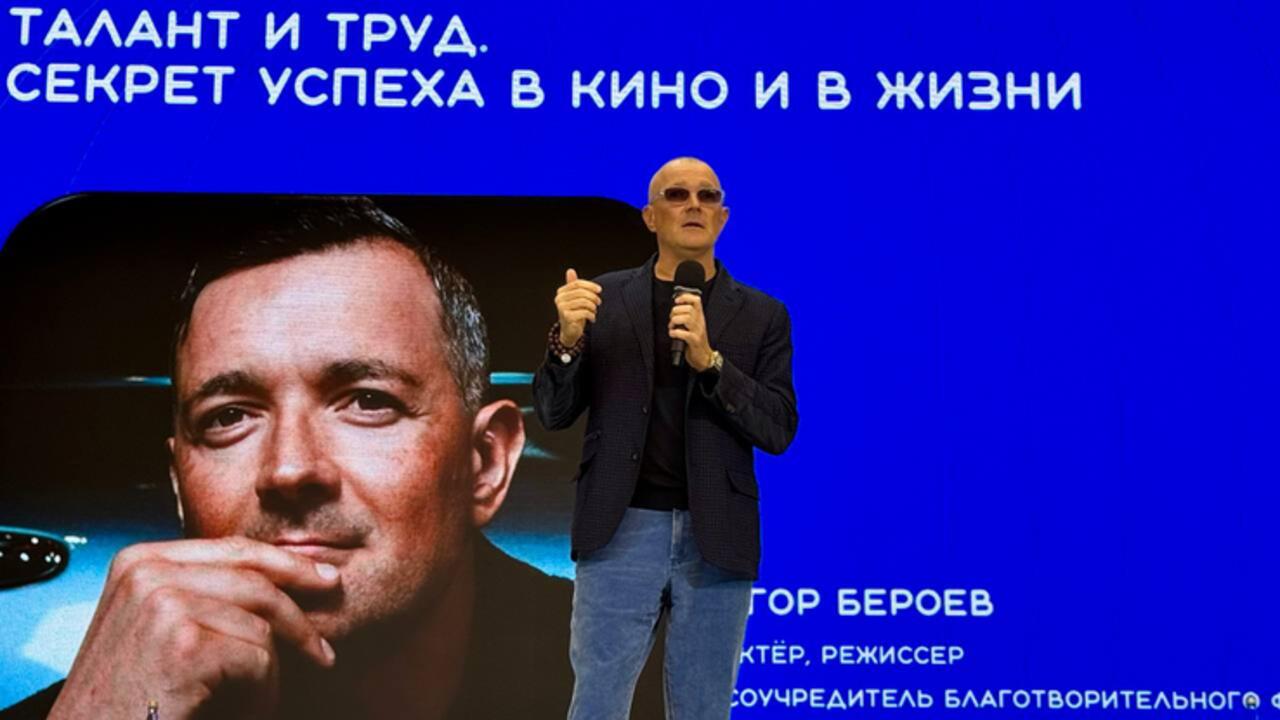 Егор Бероев встретился с учителями на форуме в Гатчине