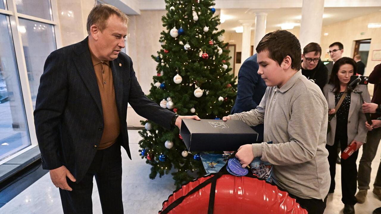 Александр Дрозденко вручил подарки детям на «ленинградской ёлке желаний»