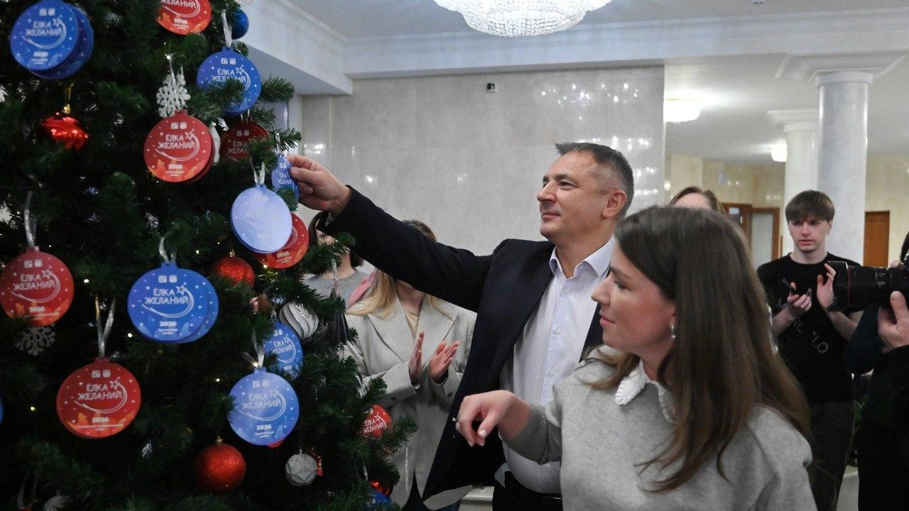 В День добровольца в Ленобласти зажглась «Ёлка желаний»