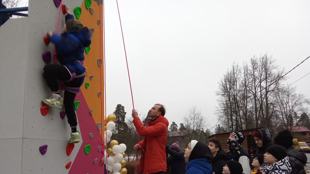 Детям подарили скалодром