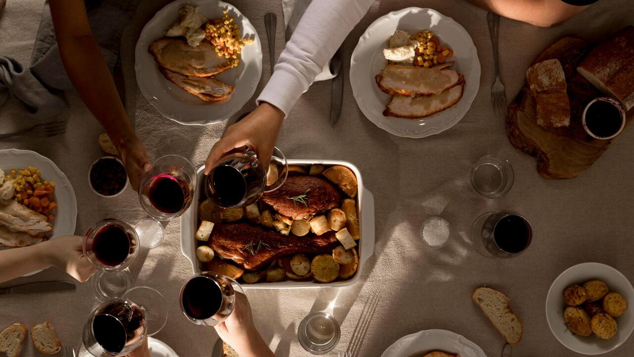 «Энергетический цунами» для организма: эксперт Пироговского Университета предупреждает об опасности новогодних застолий и гиподинамии