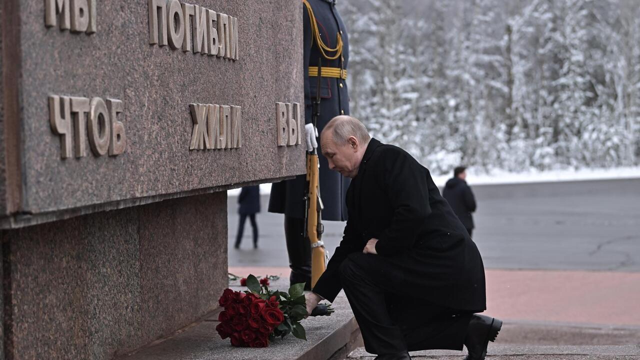 Президент России возложил цветы к Рубежному камню на Невском пятачке