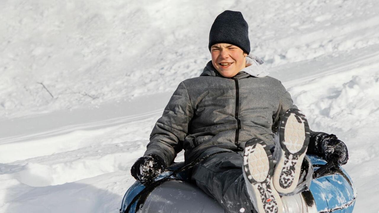 Каждая третья детская травма на горке — из-за ватрушки: врач объясняет, почему это развлечение так опасно