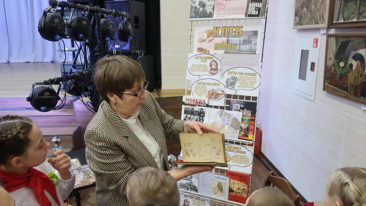 «У войны голодные глаза, ленинградский горьковатый хлеб»