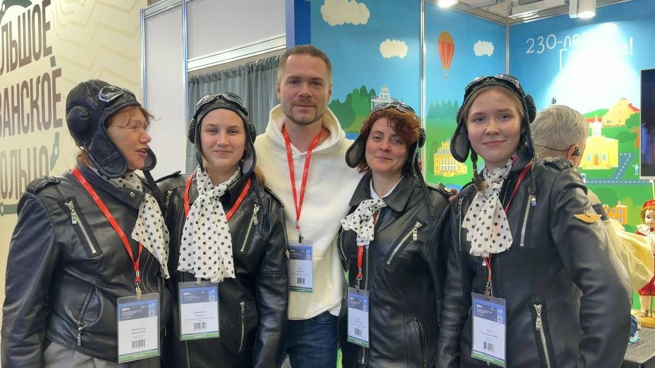 Женщины-авиаторы представили Гатчину в Москве