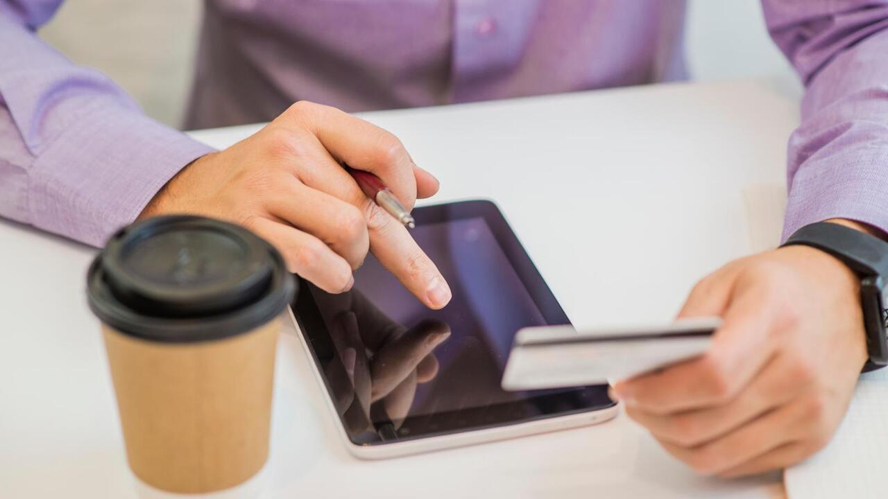 Всё больше жителей Северо-Запада пользуются безналичной оплатой ЖКУ