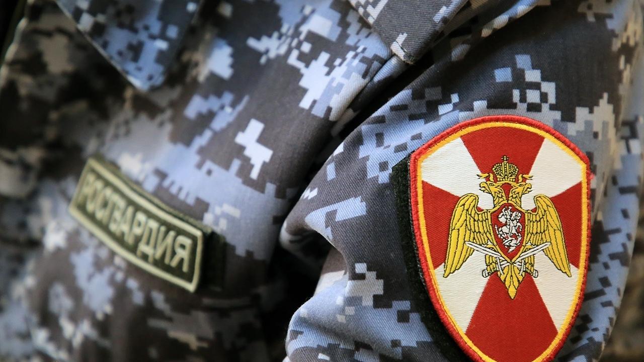 В Вырице росгвардейцы оказали доврачебную помощь пенсионеру, которому внезапно стало плохо на улице