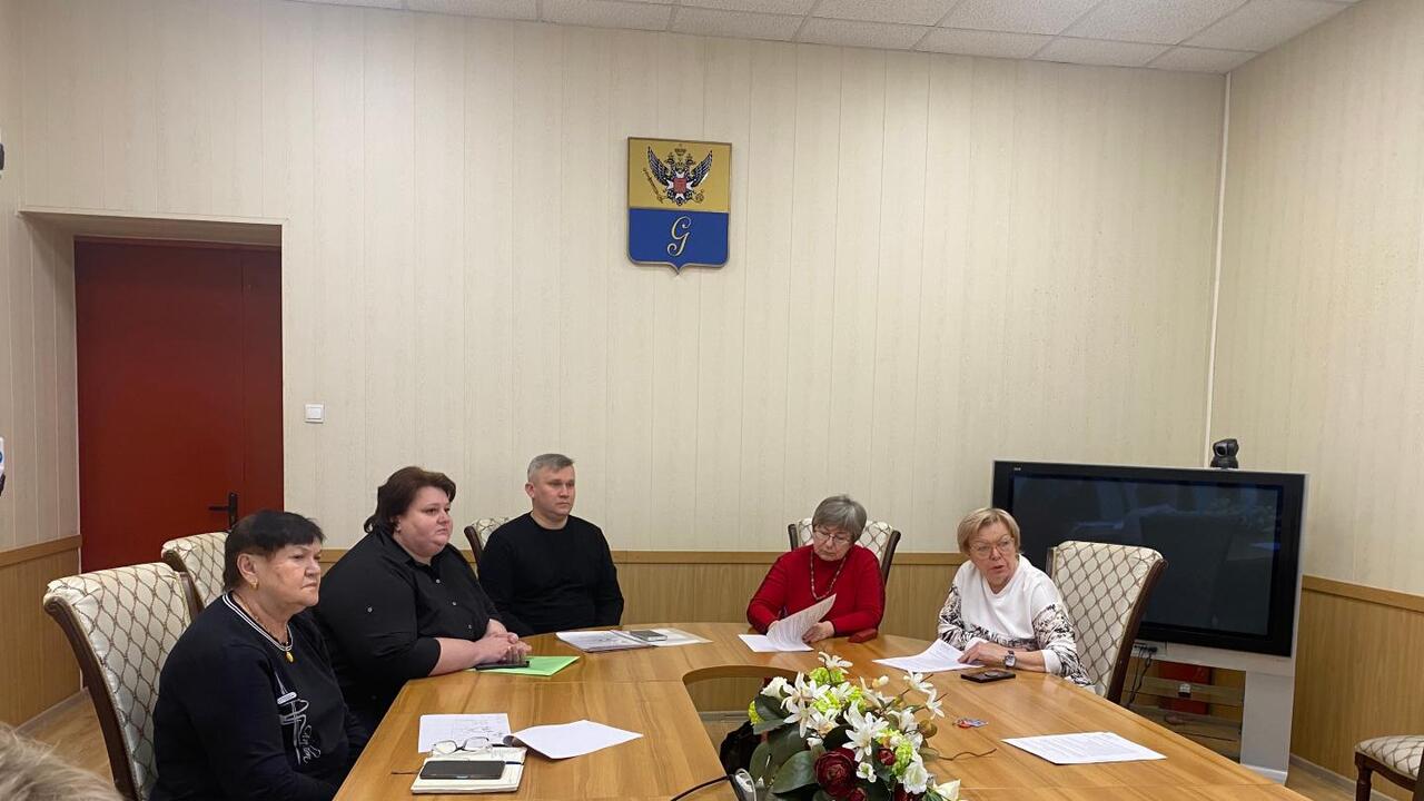 Дороги, субботники и четыре лебедя