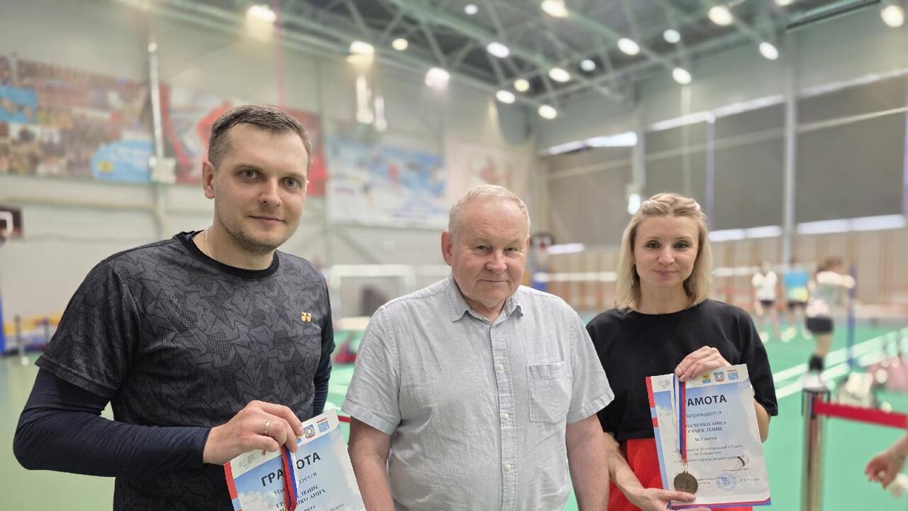 Играют в бадминтон,  как Гагарин