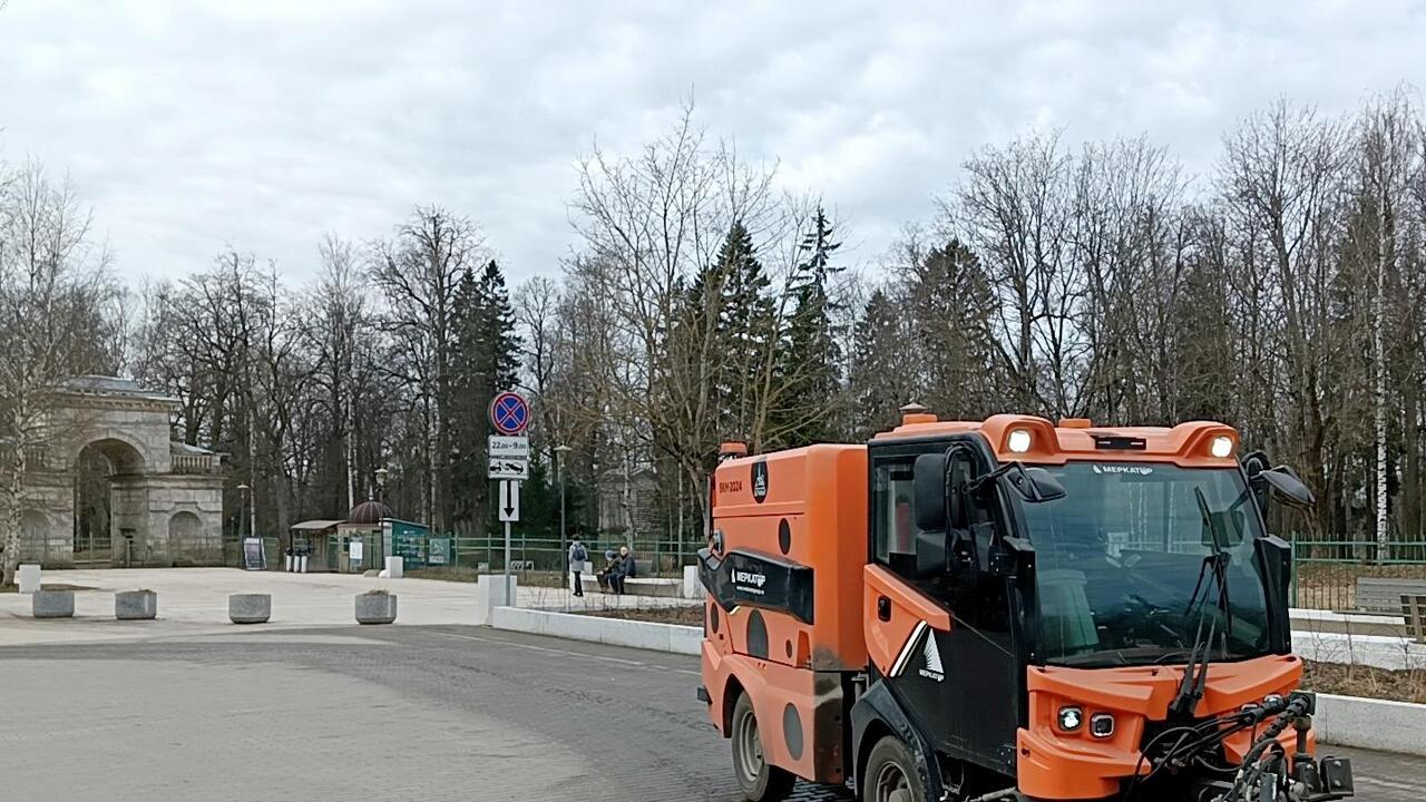 «Божья коровка» убирает Гатчину