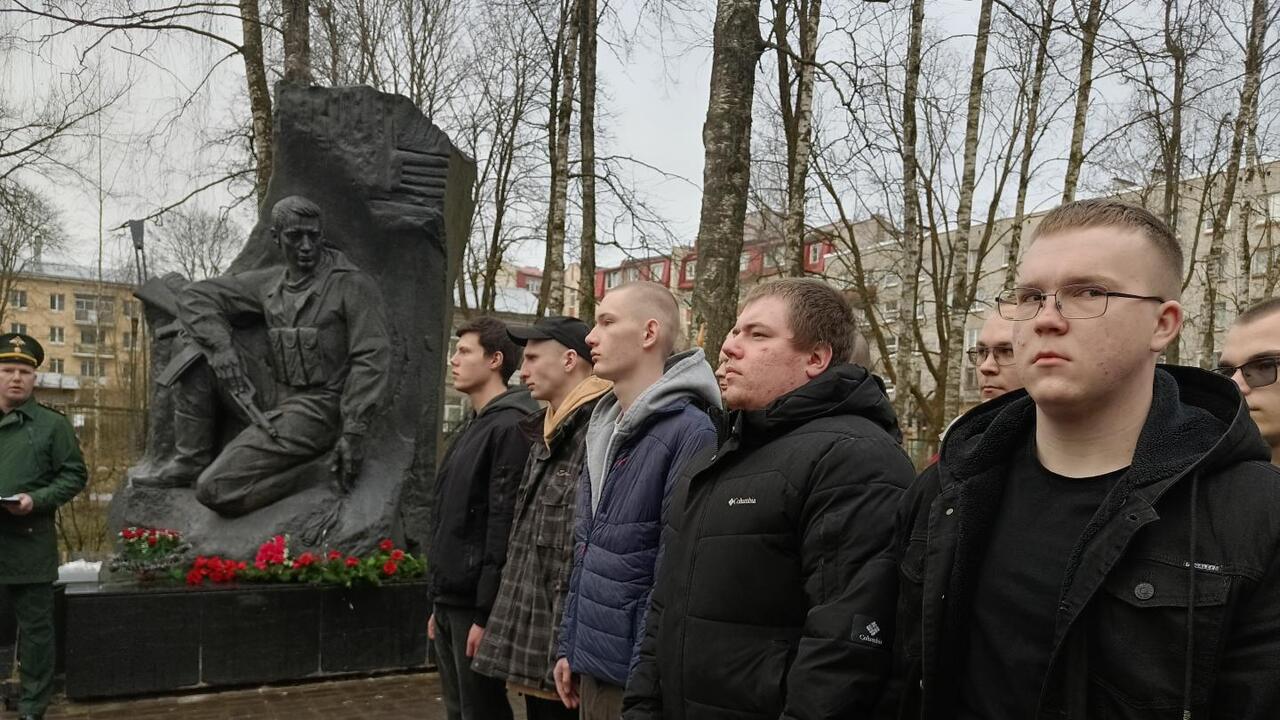 «Мальчишки, мы вас ждём!»