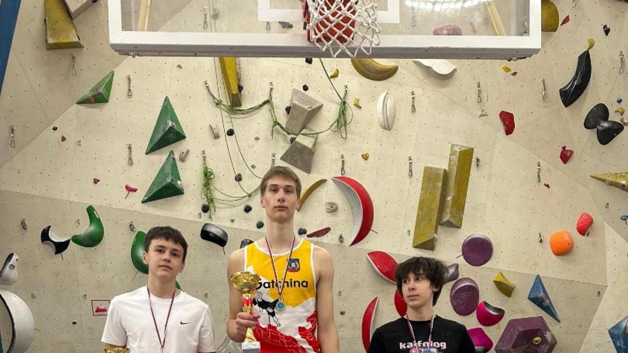 Боулдеринг  в гатчинской «Волне»