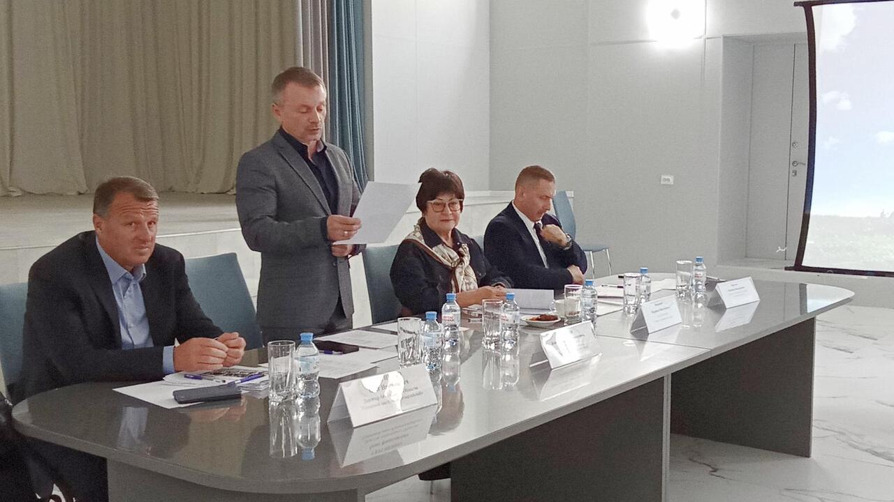 Весенний день год кормит