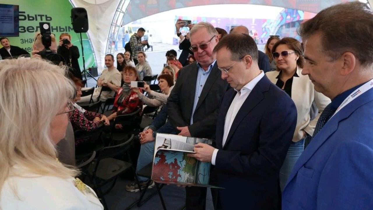 Сбер подарил петербуржцам книгу о великих земляках, созданную в соавторстве с искусственным интеллектом