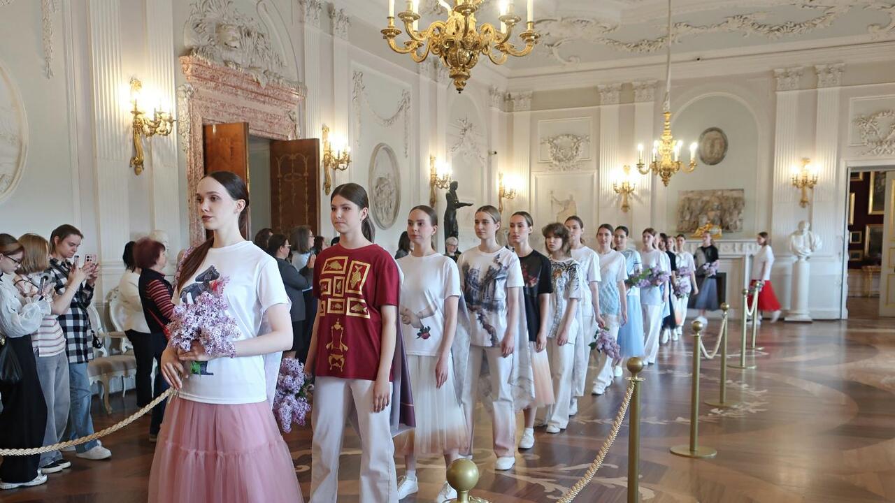 Дефиле в Белом зале и сирень в парке