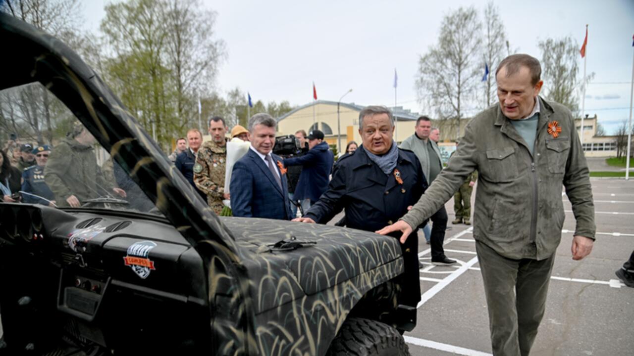 Ленинградцы — фронту
