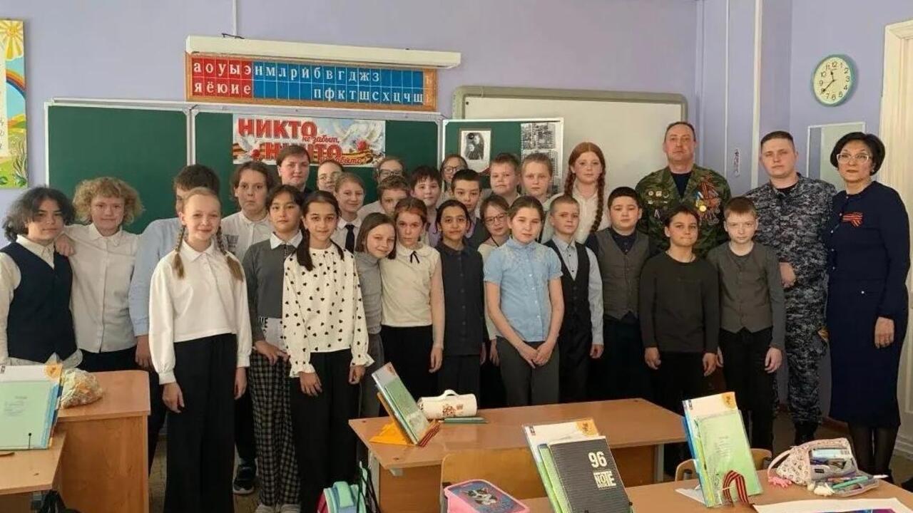 В Гатчине сотрудники Росгвардии провели встречу со школьниками, посвященную Дню Победы