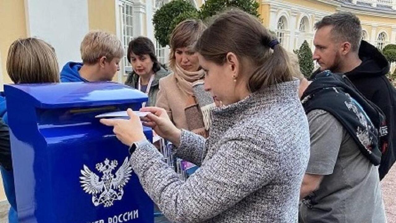 Ко Дню Победы Почта России бесплатно отправит открытки жителей и гостей Санкт-Петербурга в любую точку нашей страны