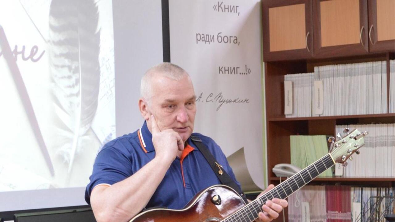 Евгений Ужинский: «Сочиняю рифмы и исполняю их под гитару»