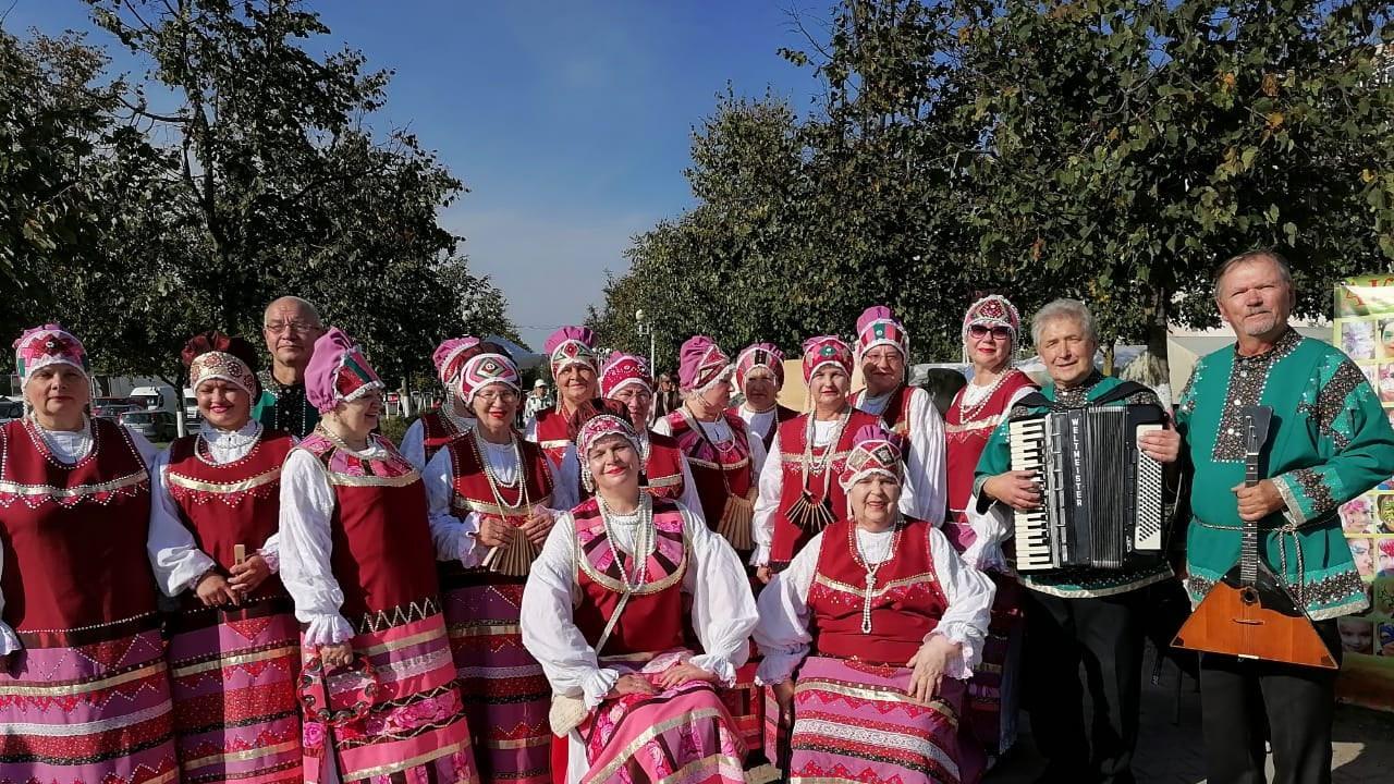 «Легко на сердце от песни весёлой!» – уверены в Карташевском народном хоре