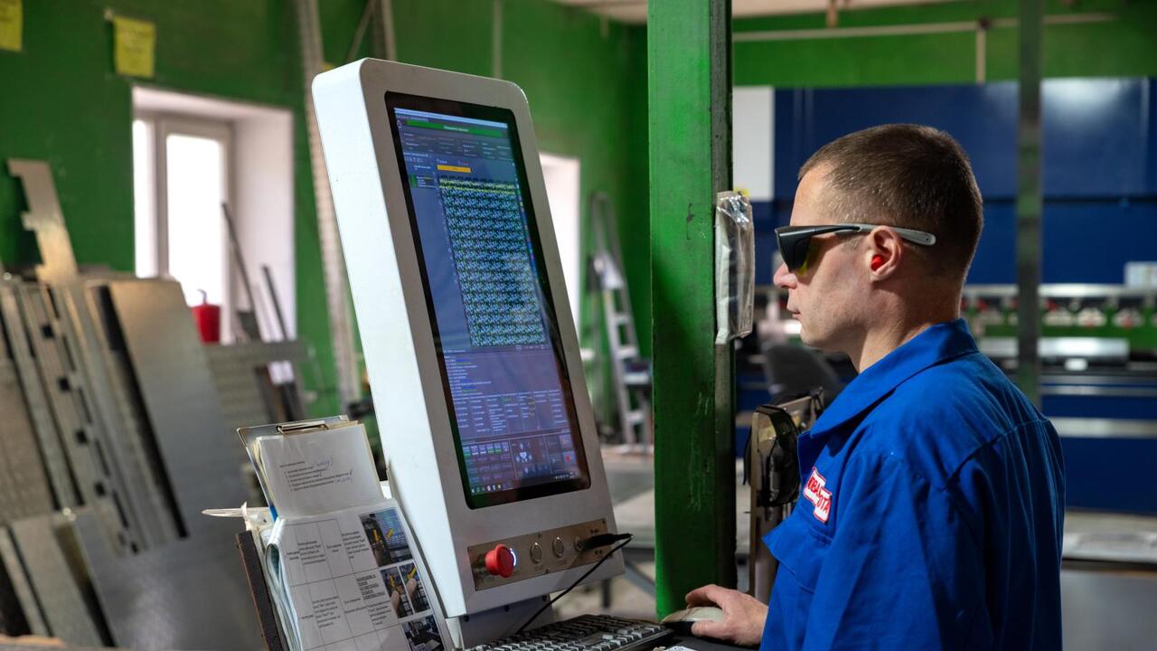 В Гатчине роботизировали производство лестниц и стремянок
