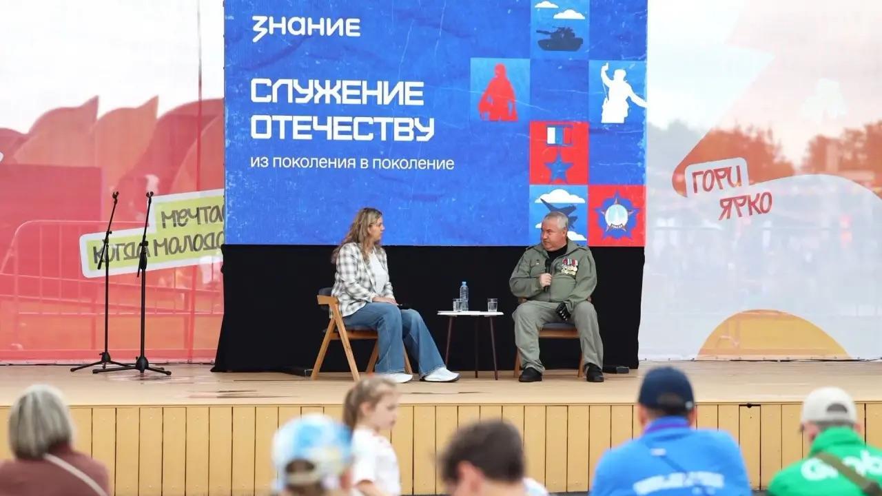 Мотивационный День молодежи: военкор НТВ Алексей Ивлиев встретился с молодежью Ленобласти