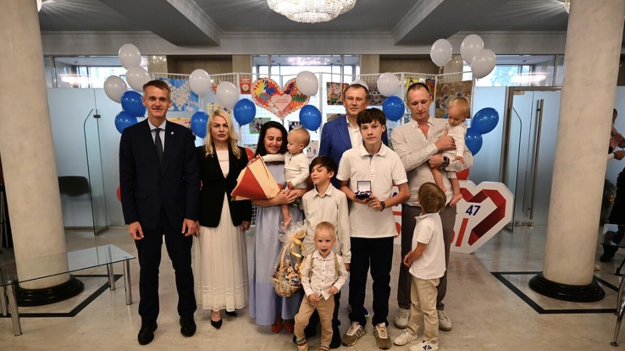 Многодетным семьям Ленинградской области вручены 19 автомобилей