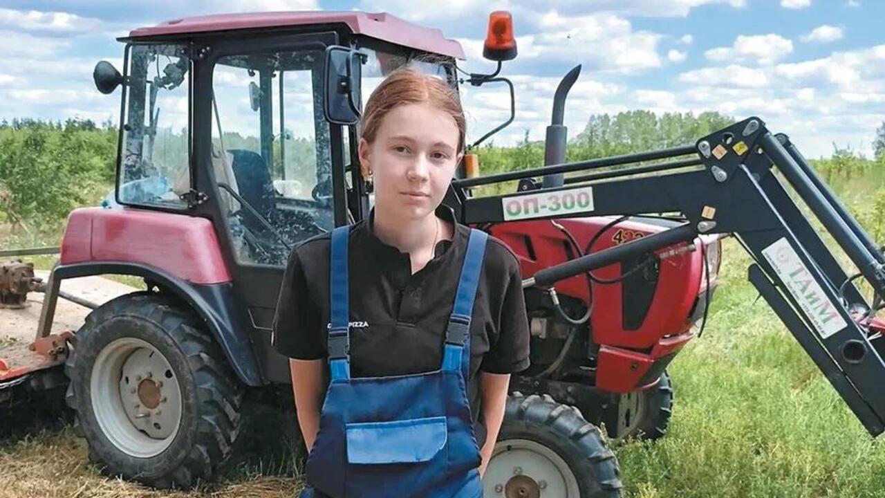 Девушка на тракторе
