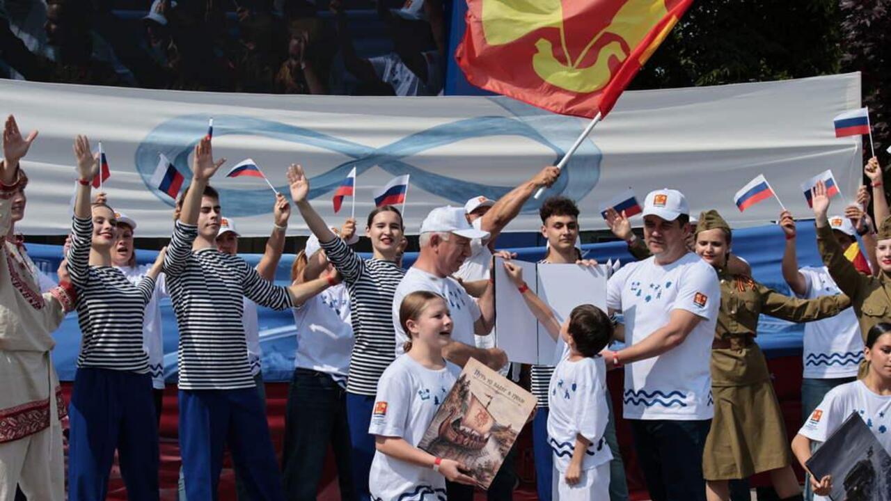 «Нам тебя воспевать на века»