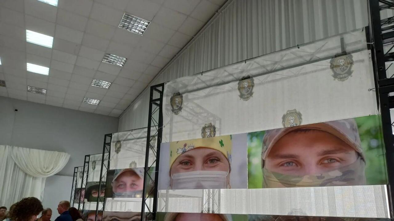 Посмотри в глаза героям!