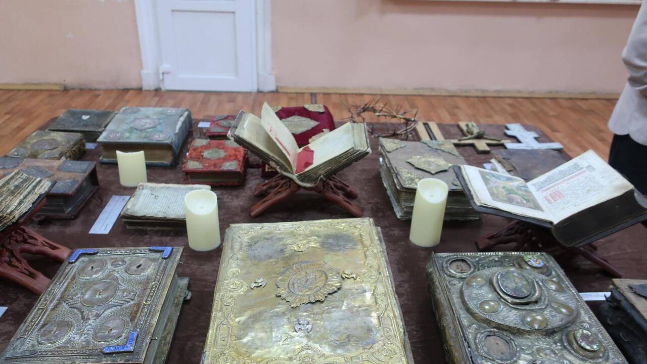 Острожская Библия и макет Ноева ковчега в Гатчине