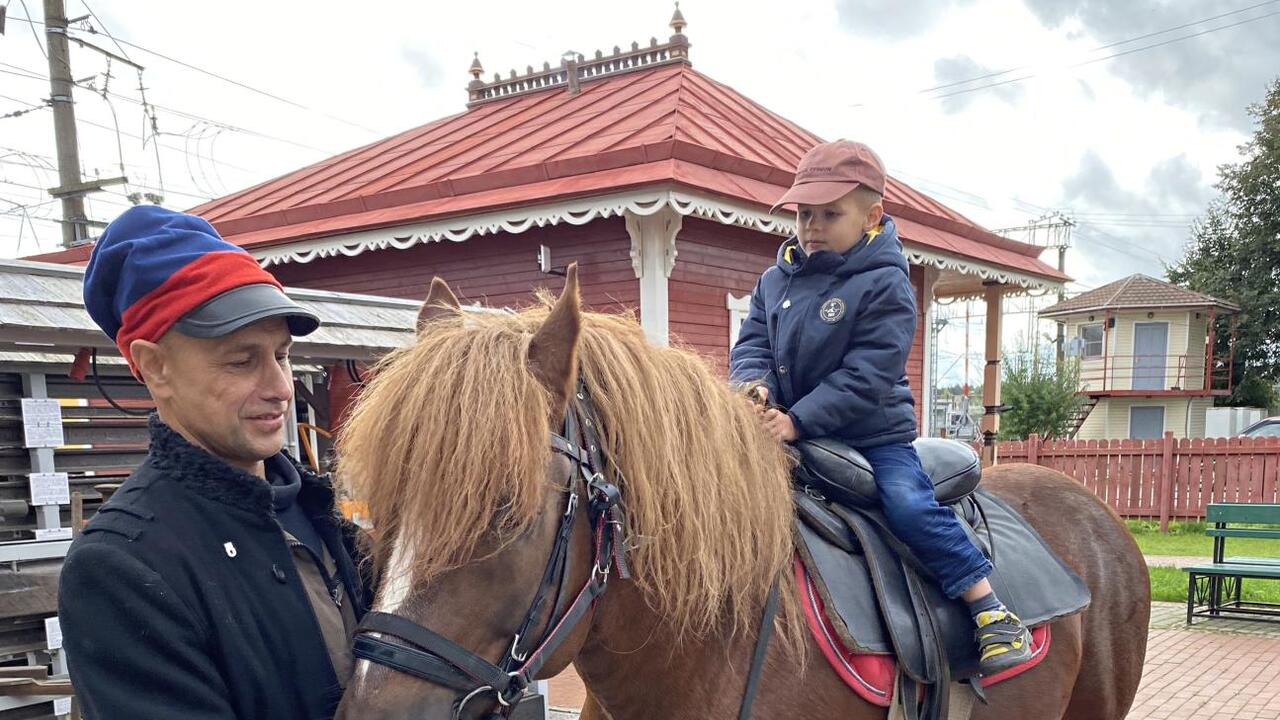 В Сиверском на «Станции на 63-й версте» открыли коновязь