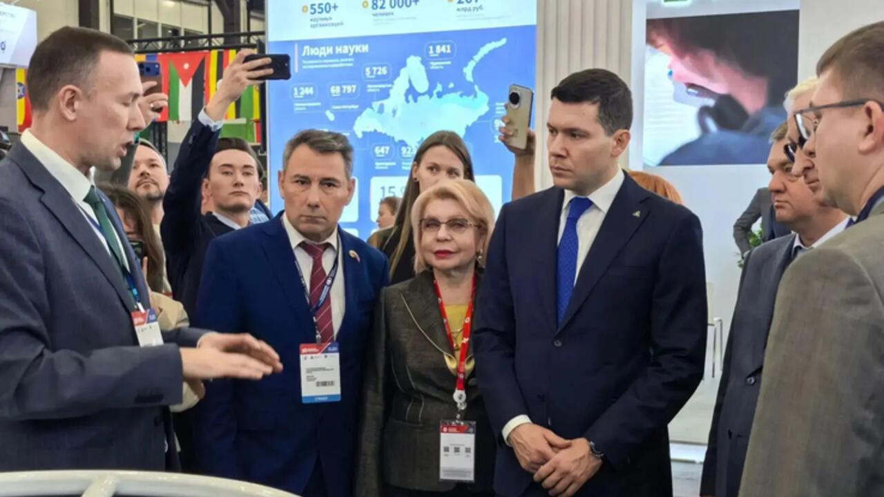 Министр Антон Алиханов ознакомился с экспозицией Ленобласти на выставке «Российский промышленник»